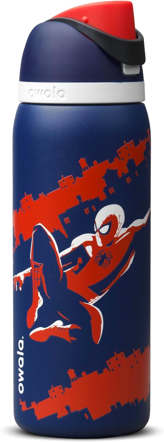 Owala FreeSip Spider-Man de 32 oz Swing of Things, azul con rojo, tapa con botón y aro de transporte